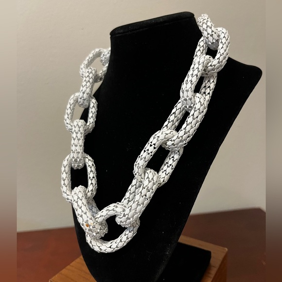 White oversized rope linked necklace - Picture 3 of 5